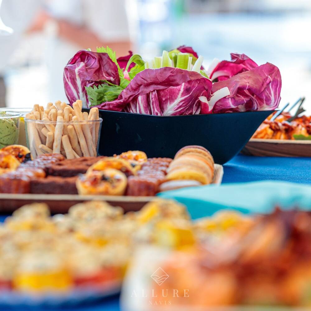 Mahlzeiten und Snacks, zubereitet von der Hostess