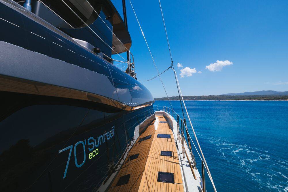 Eco-friendly yacht sailing in Croatia/ Sunreef 70 n+1