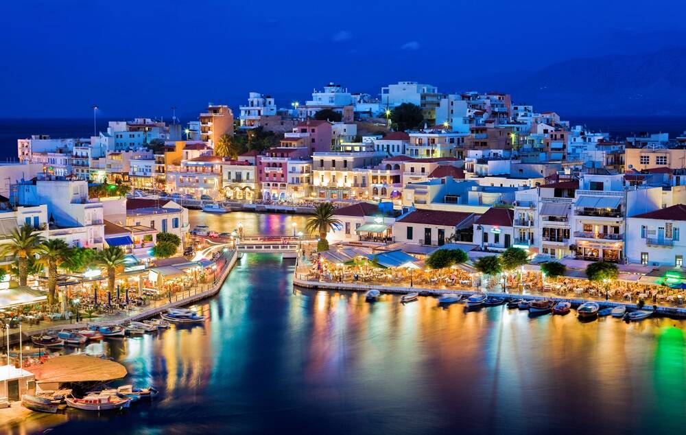 Agios Nikolaos at night