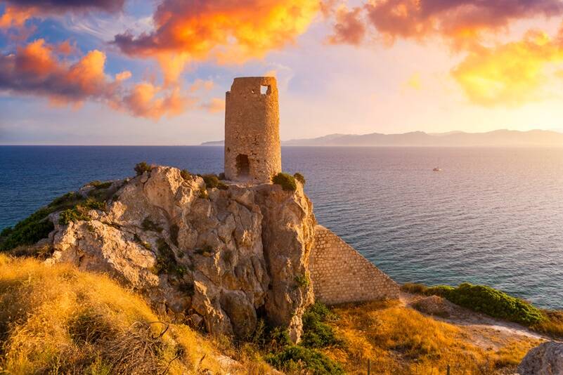 Torre del Prezzemolo, ein alter Küstenturm in Cagliari, Sardinien.