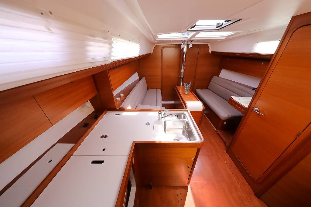 Sailing yacht Dufour 350 GL 